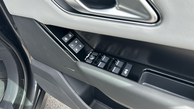 Land Rover Range Rover Velar 3.0 D300 MHEV Belgravia Edition Satin 5dr Auto Diesel Estate - Image 39